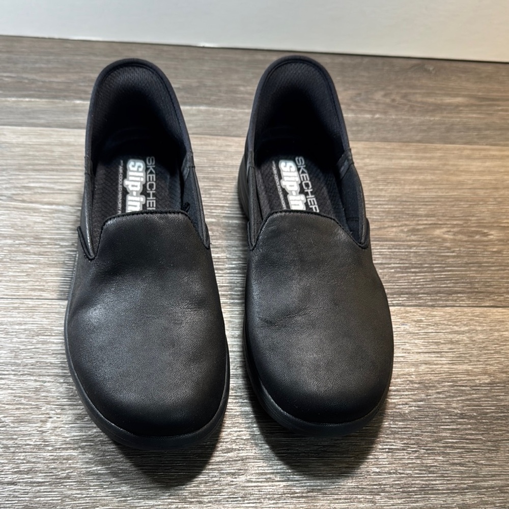 Skechers Black Loafers Slip-On Shoes woman’s size 10 (b103)